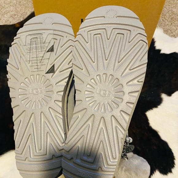 Ugg Boot - Picture 3 of 6